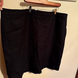 Women’s J.Crew black pencil skirt in size 24 - Black